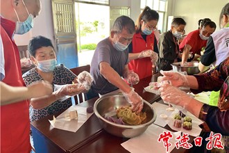 武陵区：丹洲乡敬老院里提前过中秋