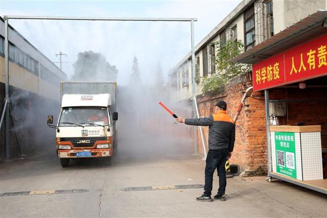 【社会】各家快递公司严把防疫关
