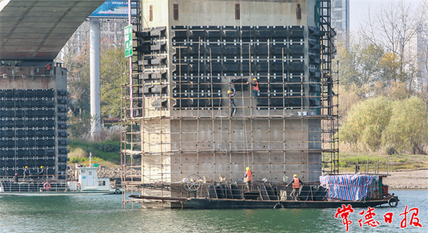 【社会】武陵大桥穿“盔甲” 防撞防刮擦