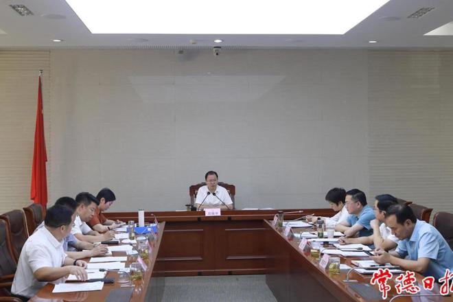 市政府党组理论学习中心组举行集中学习