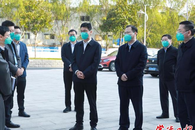 曹志强周振宇看望慰问疫情防控一线工作者 加强自我防护 将疫情防控屏障筑得更牢固更坚实