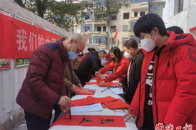 【新春走基层】常德书法名家走进社区即席挥毫送春联