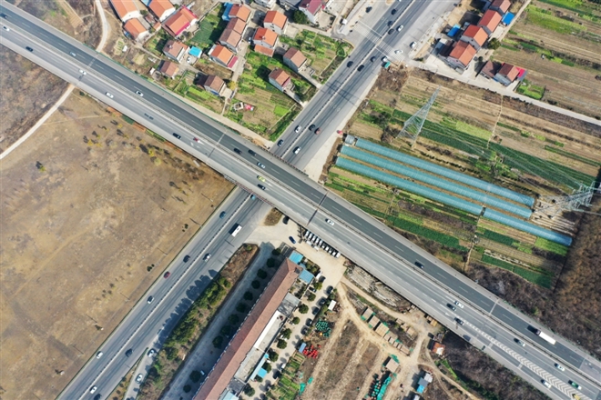 【社会】二广高速澧县段形成返程高峰