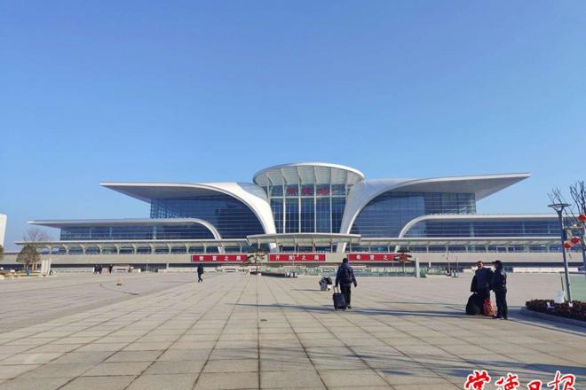 【社会】常德站站前广场首迎春运“大考”