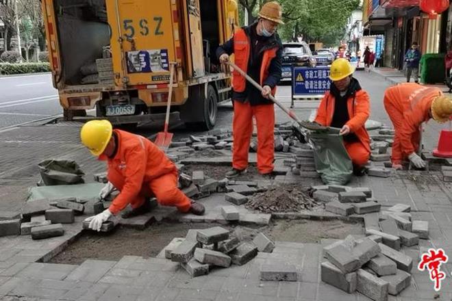 【社会】市政工人补板忙