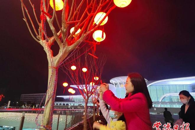 【我们的节日·元宵】常德站站前广场“闹”元宵