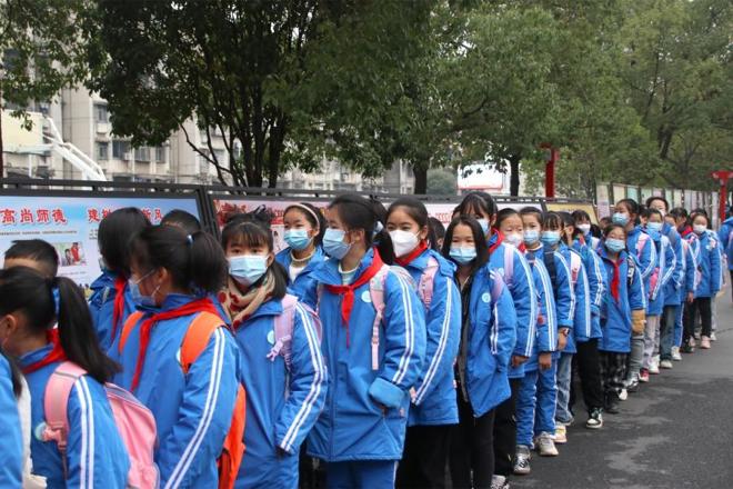 【社会】开学啦！兔子舞、知识竞猜...育才小学报到日温暖有序