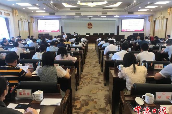 市领导在市人大常委会法律大讲堂上要求：把法律知识学习、法治素养提升放在重中之重的位置