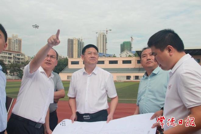 市领导在市第三中学调研时要求 把学校建成培养足球、游泳、篮球等体育人才的摇篮