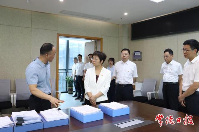 市领导接听“12345热线” 回应群众关切