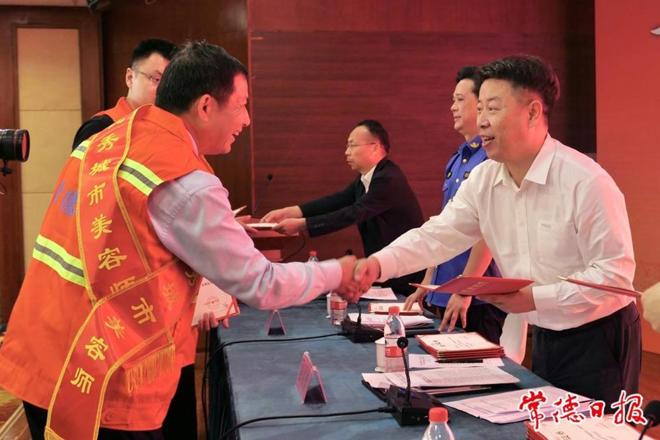 我市表彰50名“优秀城市美容师”