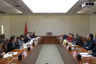 周振宇就《政府工作报告（征求意见稿）》征求老干部意见和建议
