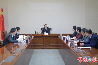 市政府党组班子开展主题教育专题民主生活会会前学习研讨暨市政府党组理论学习中心组2024年第1次集体学习