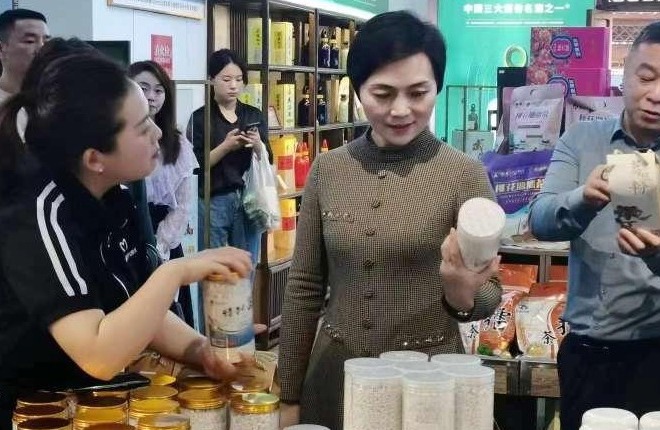 市领导调研粮食生产、乡村振兴及农旅融合工作