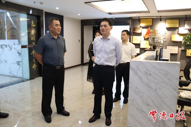 市领导走访慰问市人大法制委委员、常委会法律顾问