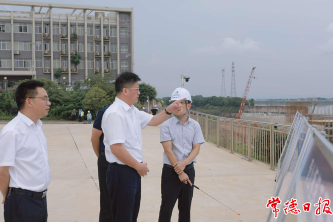 罗毅君在石澧航道艳洲枢纽督导检查防汛工作