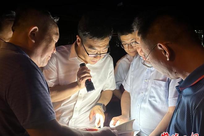 市领导夜赴江北城区沅水大堤督导检查防汛工作