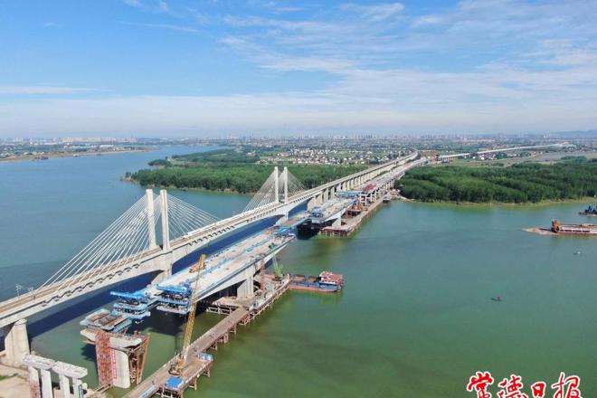 战高温 斗酷暑 益常高速扩容工程沅水特大桥建设如火如荼