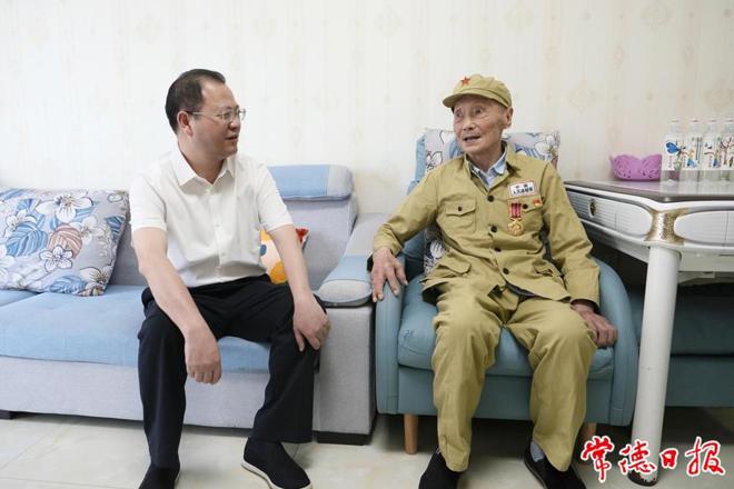 周振宇八一建军节前夕看望慰问退役军人