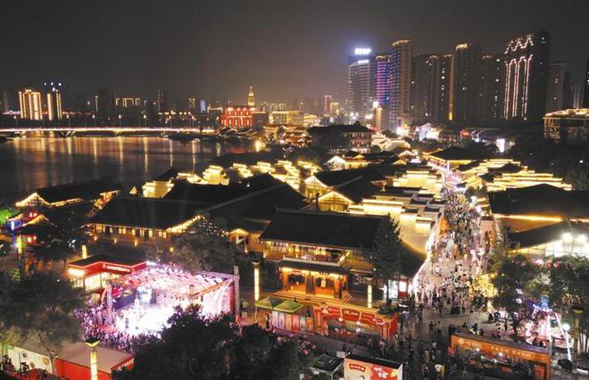 中秋小长假首日近8万游客涌入 常德河街上演现代版“清明上河图”