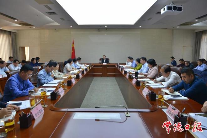 周振宇在全市经济运行座谈会上强调：全力以赴抓经济促发展 努力完成全年目标任务