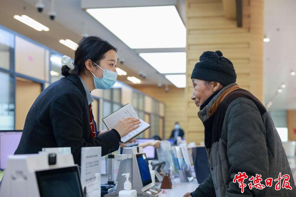 一位老人在社保经办“一站式”服务窗咨询业务，窗口工作人员得知老人走错地方，于是帮忙联系对方单位，并联合市政务服务中心志愿者推来轮椅护送其前往