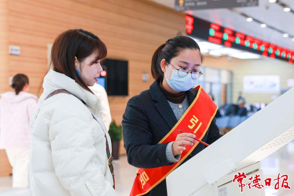 市政务服务中心的志愿者热情为民服务