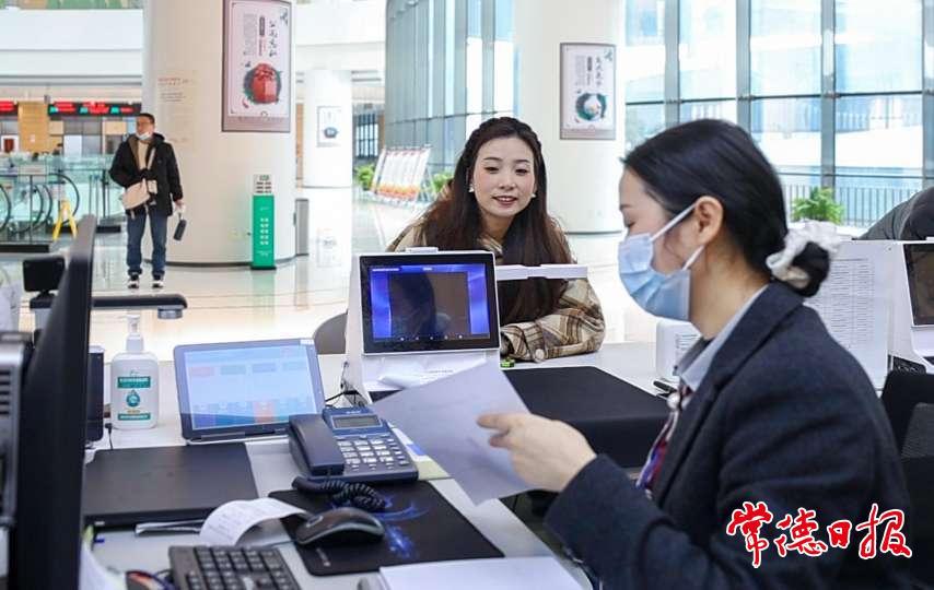 常德市政务服务大厅社保经办“一站式”服务窗口人员为高阿兰办理业务