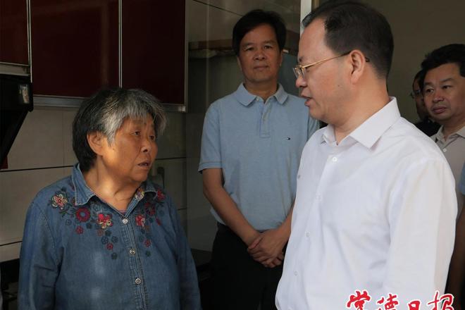 周振宇前往武陵区芦荻山乡和常德市民之家调研时强调：切实提升民生保障水平与政府办公效能