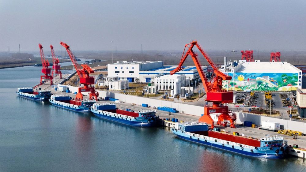 2月16日，在济宁能源集团山东新能船业有限公司，新能源船舶在进行舾装作业。新华社记者 郭绪雷 摄