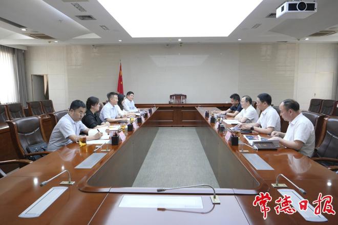 周振宇与广发银行长沙分行董朝红一行座谈