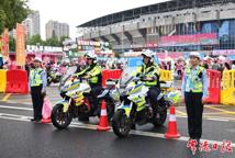 “湘超”常德主场首战 常德交警全力护航