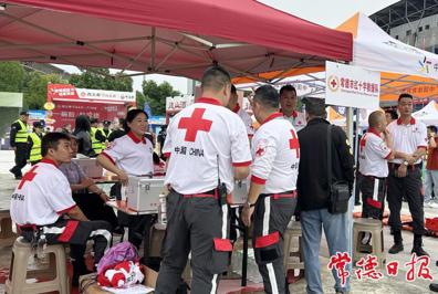常德市红十字会“志愿红”专业护航“湘超”常德主场