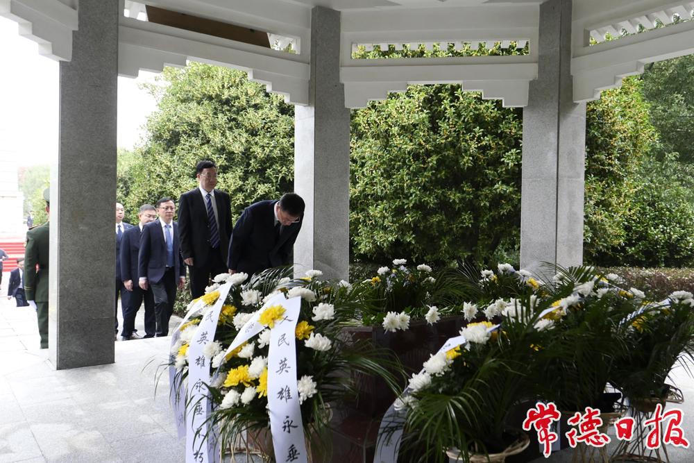 在无名烈士亭祭奠烈士