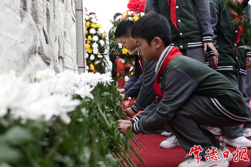 少先队员向烈士纪念碑献花