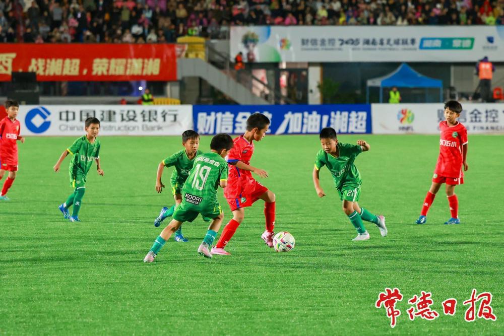 中场休息时段，从西班牙赛场载誉而归的石门县第五完全小学的足球小将们献上了精彩的表演赛