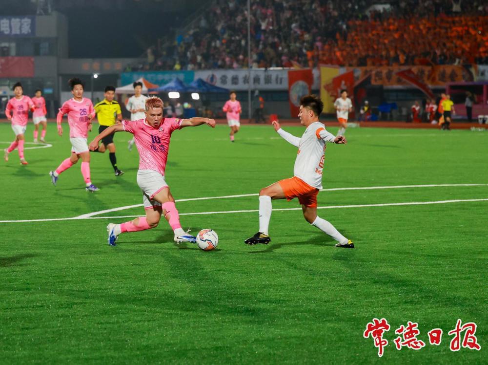 双方球员在绿茵场上激烈拼抢