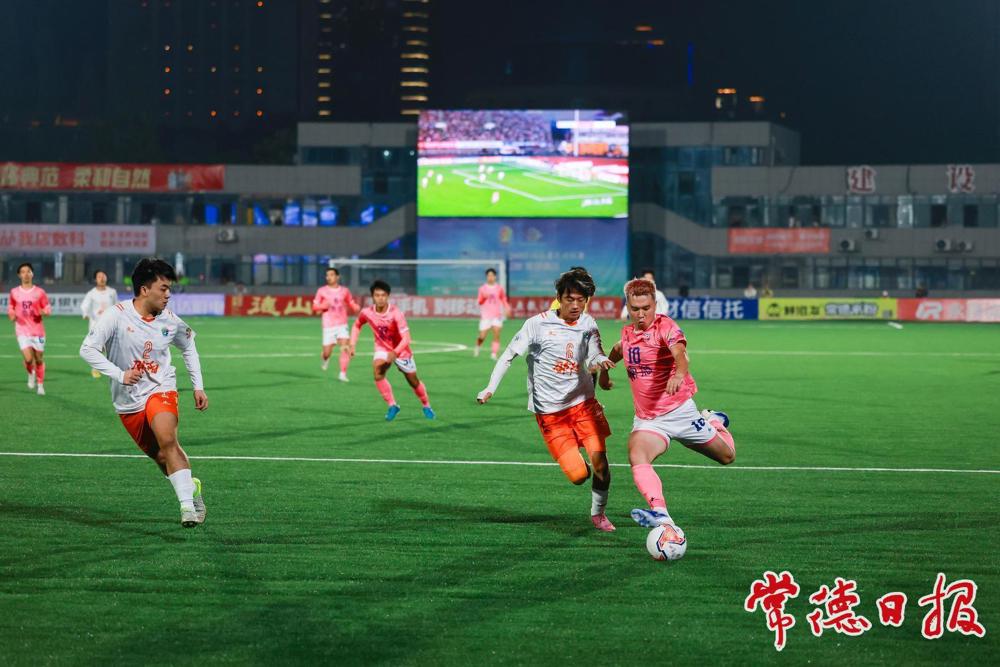 常德10号队员赵文荻在绿茵场上激烈拼抢