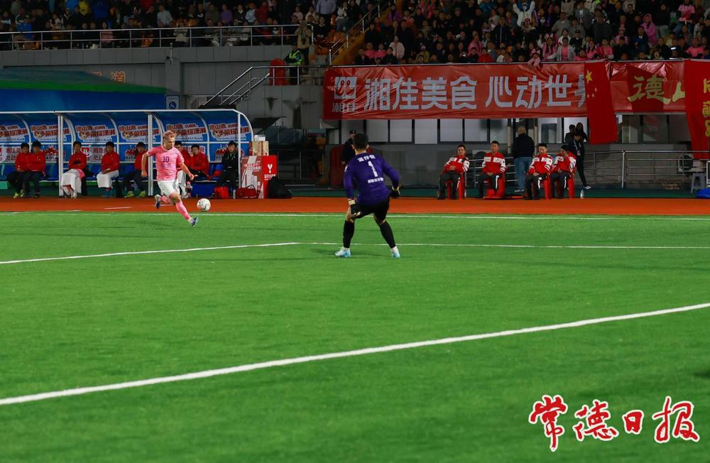 常德10号队员赵文荻带球射门