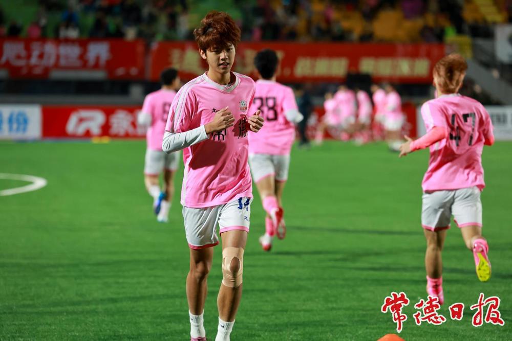 常德14号球员陈金剑和队友们在赛前热身
