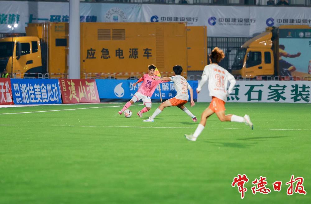 常德队55号队员皮东盛在场上激烈拼抢