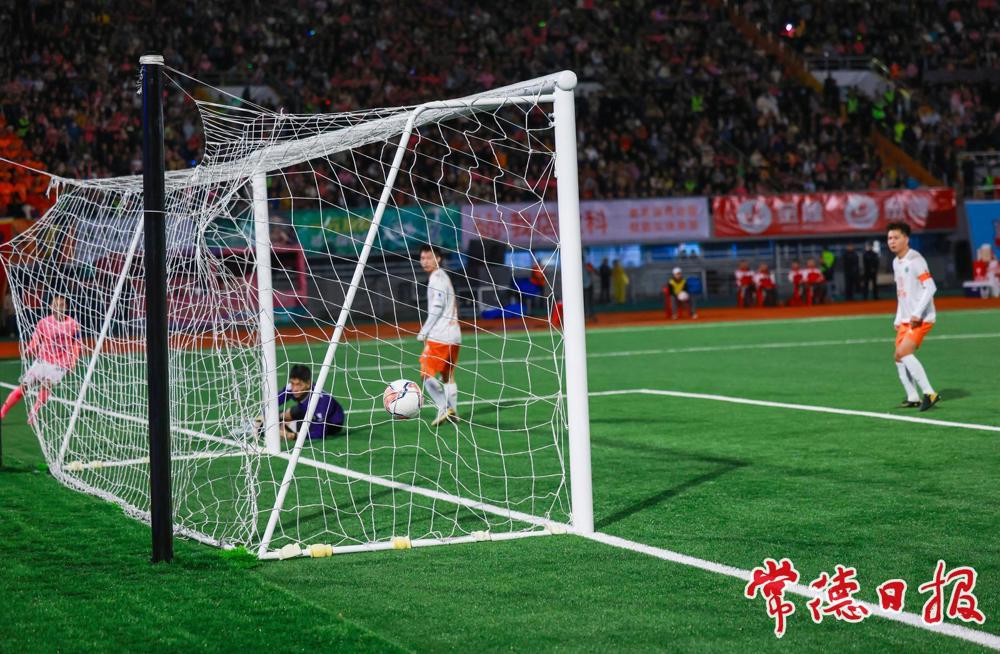 开场4分钟，常德队10号赵文荻一脚传球，27号袁露跟进射门！