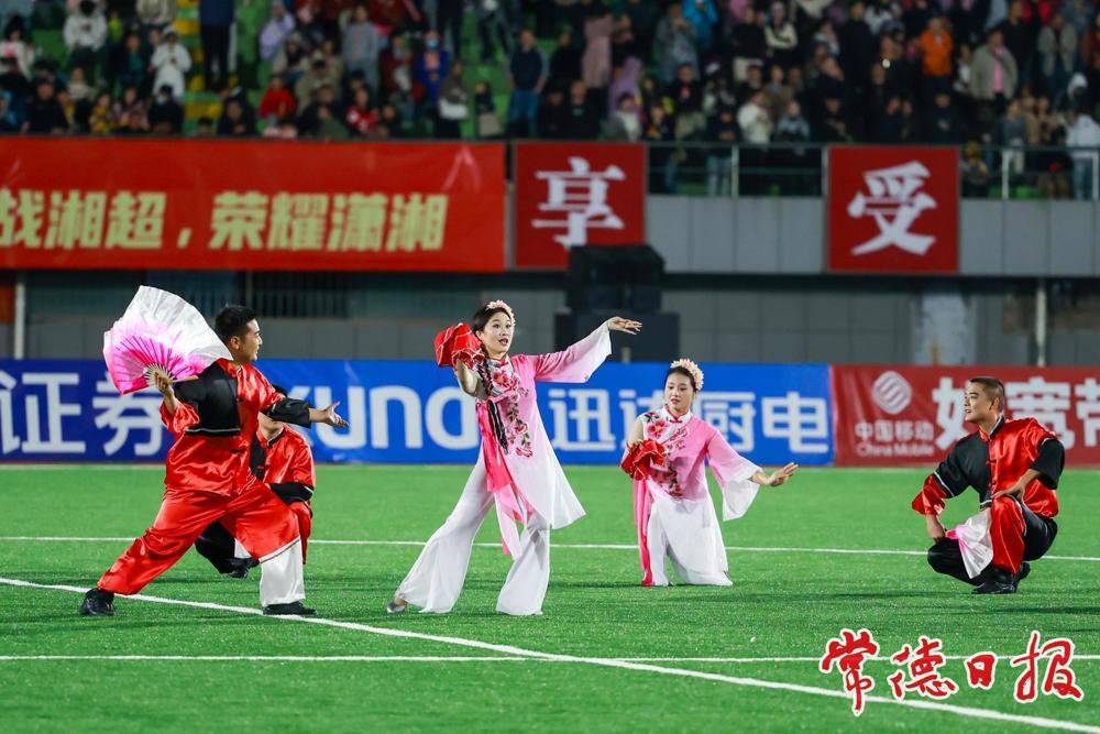 澧县荆河剧院的演员表演节目《六口茶》