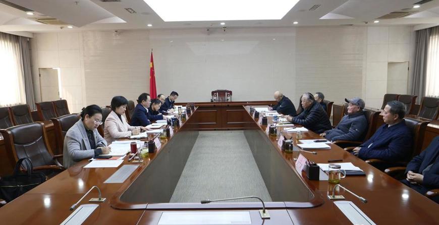 周振宇就《政府工作报告》《“十五五”规划纲要》征求老干部意见