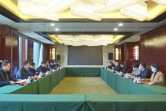 曹志强与省第九批援藏工作队总领队杨昶一行交流座谈