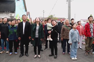 鼎城：渔民新村升国旗 庆祝新生活