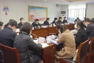 周振宇前往市政协机关就《政府工作报告(征求意见稿)》征求意见