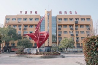 《中国教育报》头版刊发文章《“市域统筹”带来“县中振兴”——湖南省常德市普通高中大面积高质量现象调查