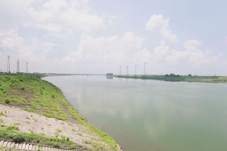 水厂维保员抗高温 保障夏季高峰供水