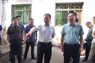 周振宇“四不两直”检查督导创文巩卫工作